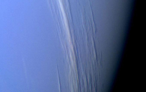 Облака Нептуна, показывающие вертикальную рельефность