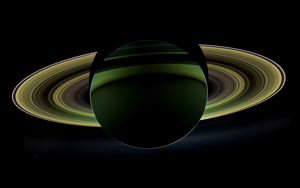 Вид с NASA Cassini, корабль находится в тени Сатурна